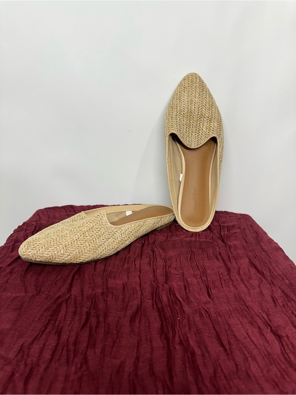Universal Thread Womens 7.5 Tan Woven Raffia Mule Flats Pointed Toe Slip On